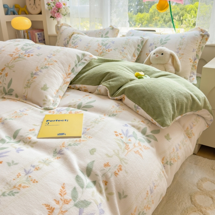 91家纺网 家纺一手货源 找家纺 丝羽坊 2025新款200克加厚小清新牛奶绒床单款 床笠款四件套 被套 花间密语