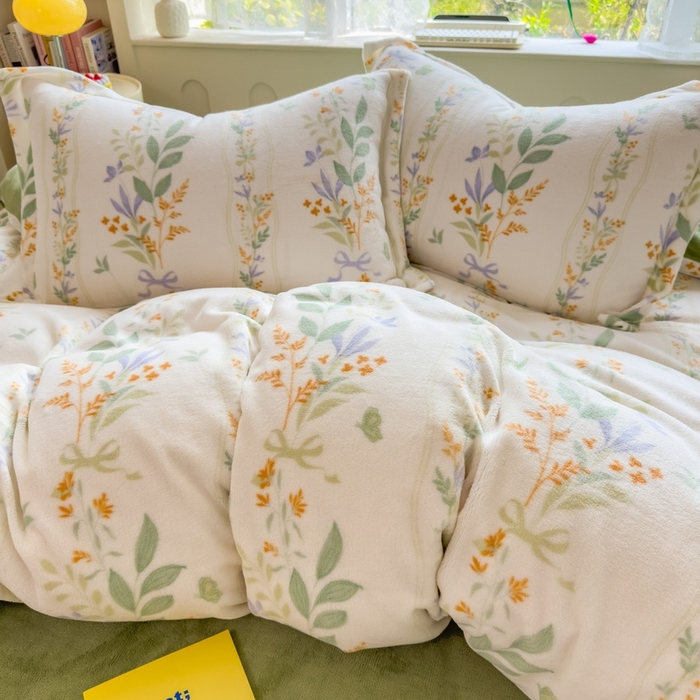 91家纺网 家纺一手货源 找家纺 丝羽坊 2025新款200克加厚小清新牛奶绒床单款 床笠款四件套 被套 花间密语