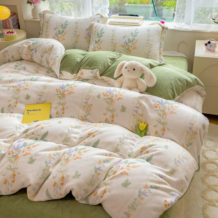 91家纺网 家纺一手货源 找家纺 丝羽坊 2025新款200克加厚小清新牛奶绒床单款 床笠款四件套 被套 花间密语