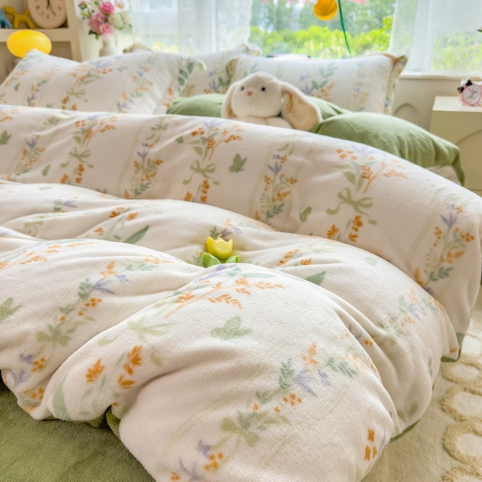 91家纺网 家纺一手货源 找家纺 丝羽坊 2025新款200克加厚小清新牛奶绒床单款 床笠款四件套 被套 花间密语