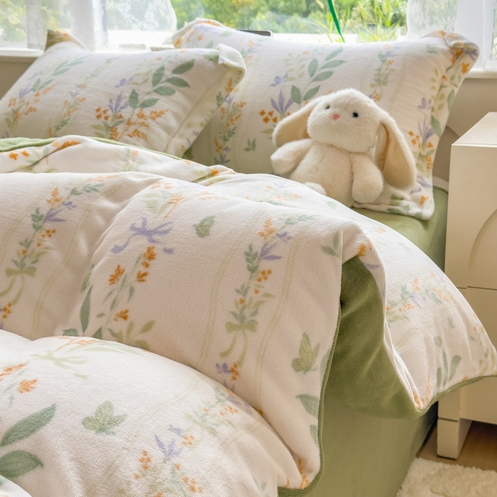 91家纺网 家纺一手货源 找家纺 丝羽坊 2025新款200克加厚小清新牛奶绒床单款 床笠款四件套 被套 花间密语