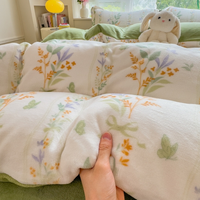 91家纺网 家纺一手货源 找家纺 丝羽坊 2025新款200克加厚小清新牛奶绒床单款 床笠款四件套 被套 花间密语