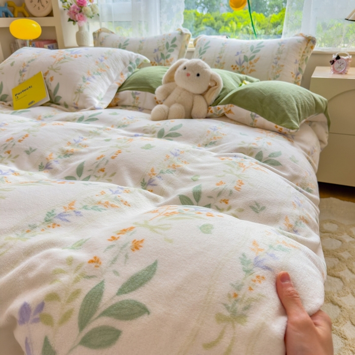 91家纺网 家纺一手货源 找家纺 丝羽坊 2025新款200克加厚小清新牛奶绒床单款 床笠款四件套 被套 花间密语