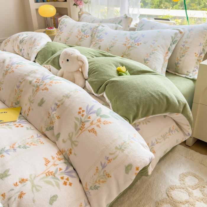 91家纺网 家纺一手货源 找家纺 丝羽坊 2025新款200克加厚小清新牛奶绒床单款 床笠款四件套 被套 花间密语