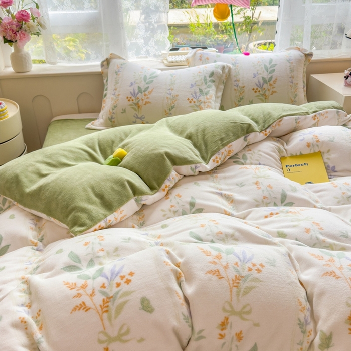 91家纺网 家纺一手货源 找家纺 丝羽坊 2025新款200克加厚小清新牛奶绒床单款 床笠款四件套 被套 花间密语