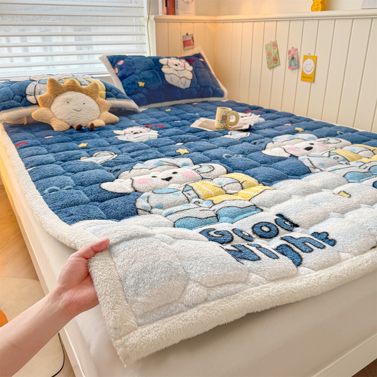91家纺网 家纺一手货源 找家纺 雯豆家纺 2025新款泰迪绒夹棉床褥子学生宿舍床垫床护垫子加厚卡通保护垫 泰迪绒床褥-休闲假日