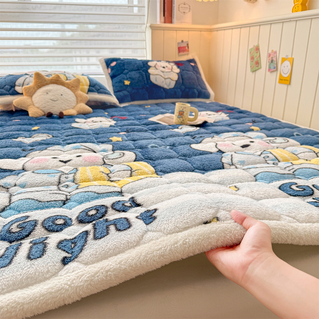 91家纺网 家纺一手货源 找家纺 雯豆家纺 2025新款泰迪绒夹棉床褥子学生宿舍床垫床护垫子加厚卡通保护垫 泰迪绒床褥-休闲假日