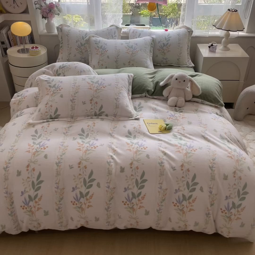 91家纺网 家纺一手货源 找家纺 丝羽坊 2025新款200克加厚小清新牛奶绒床单款 床笠款四件套 被套 花间密语