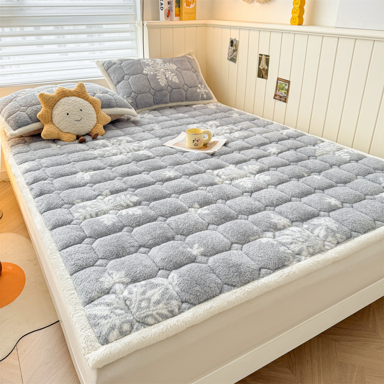 91家纺网 家纺一手货源 找家纺 雯豆家纺 2025新款泰迪绒夹棉床褥子学生宿舍床垫床护垫子加厚卡通保护垫 泰迪绒床褥-雪花飘飘-灰