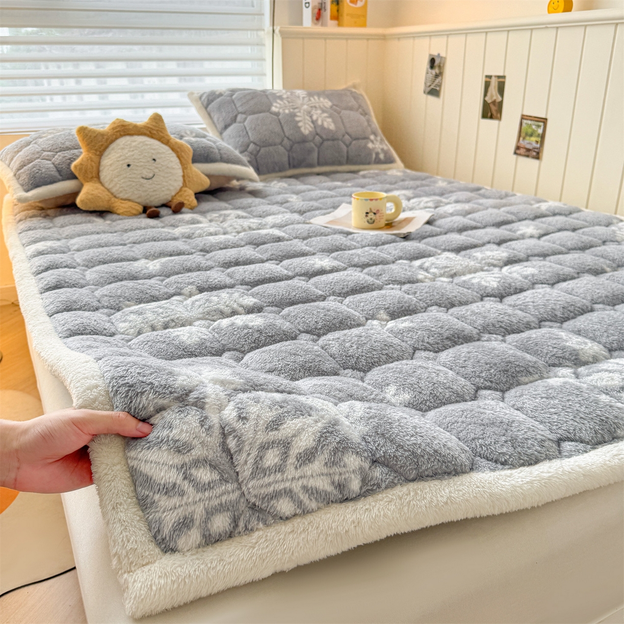 91家纺网 家纺一手货源 找家纺 雯豆家纺 2025新款泰迪绒夹棉床褥子学生宿舍床垫床护垫子加厚卡通保护垫 泰迪绒床褥-雪花飘飘-灰