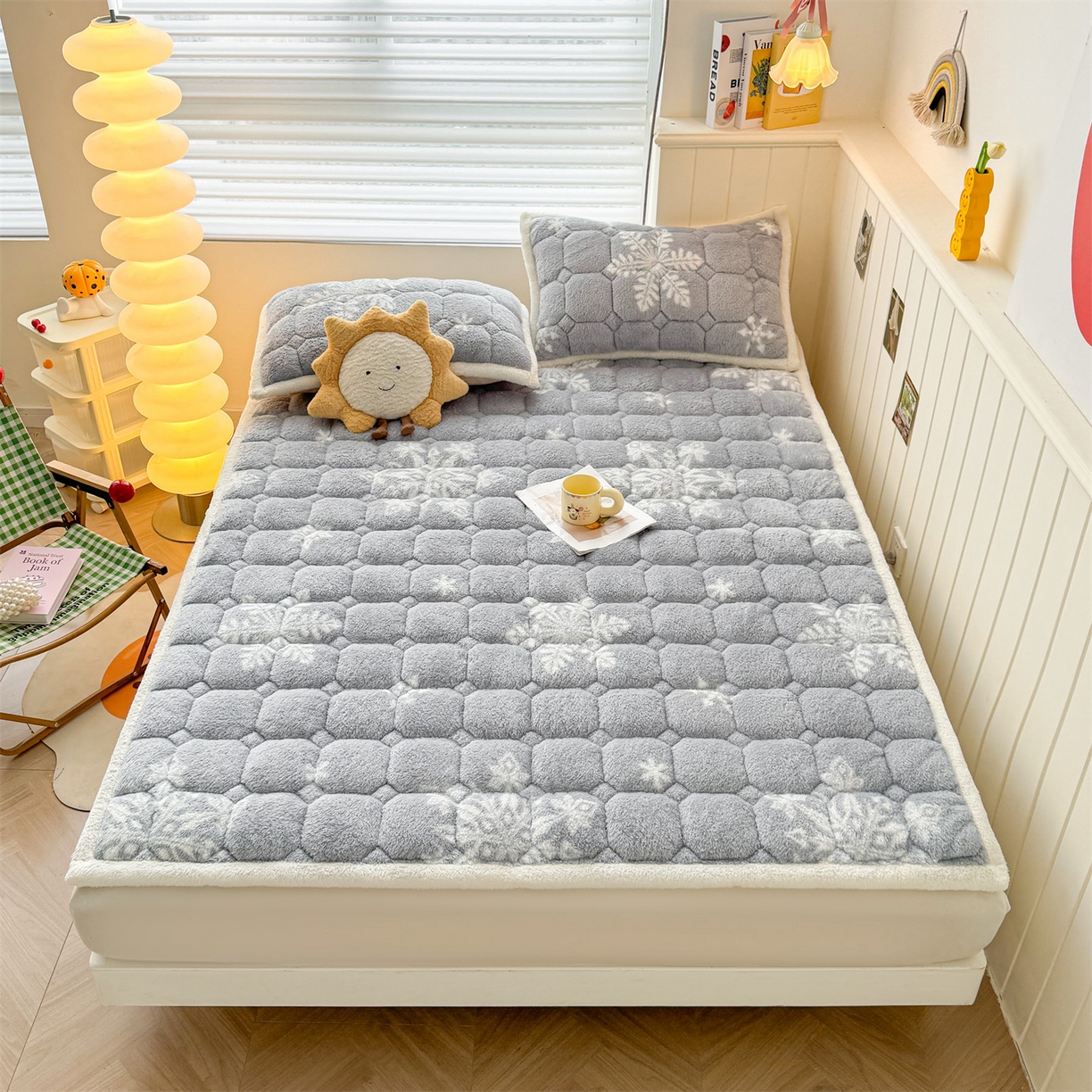 91家纺网 家纺一手货源 找家纺 雯豆家纺 2025新款泰迪绒夹棉床褥子学生宿舍床垫床护垫子加厚卡通保护垫 泰迪绒床褥-雪花飘飘-灰