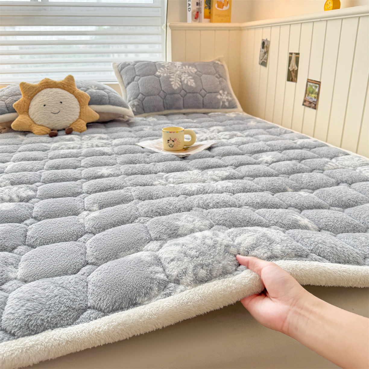 91家纺网 家纺一手货源 找家纺 雯豆家纺 2025新款泰迪绒夹棉床褥子学生宿舍床垫床护垫子加厚卡通保护垫 泰迪绒床褥-雪花飘飘-灰