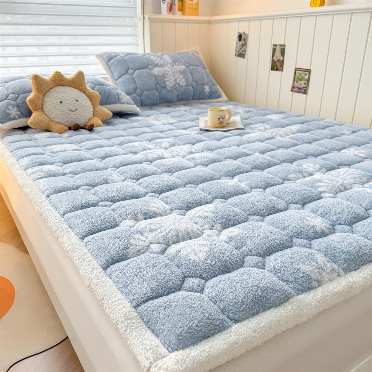 91家纺网 家纺一手货源 找家纺 雯豆家纺 2025新款泰迪绒夹棉床褥子学生宿舍床垫床护垫子加厚卡通保护垫 泰迪绒床褥-雪花飘飘-兰