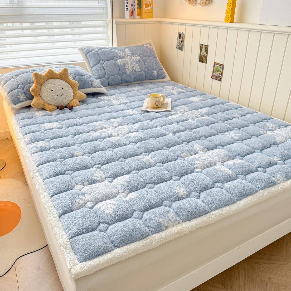 91家纺网 家纺一手货源 找家纺 雯豆家纺 2025新款泰迪绒夹棉床褥子学生宿舍床垫床护垫子加厚卡通保护垫 泰迪绒床褥-雪花飘飘-兰