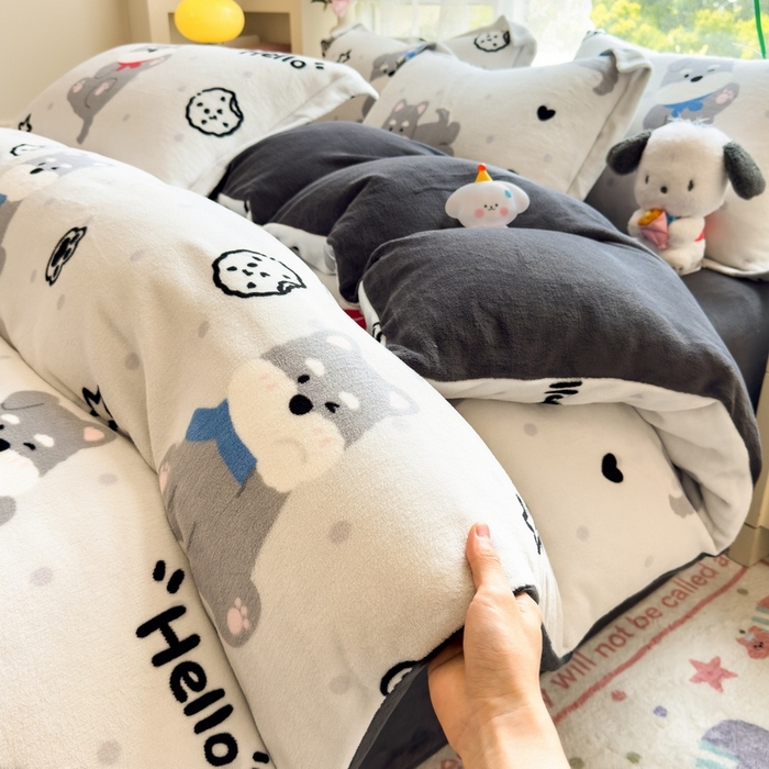 91家纺网 家纺一手货源 找家纺 丝羽坊 2025新款200克加厚小清新牛奶绒床单款 床笠款四件套 被套 幸运小狗