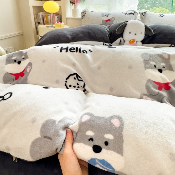 91家纺网 家纺一手货源 找家纺 丝羽坊 2025新款200克加厚小清新牛奶绒床单款 床笠款四件套 被套 幸运小狗