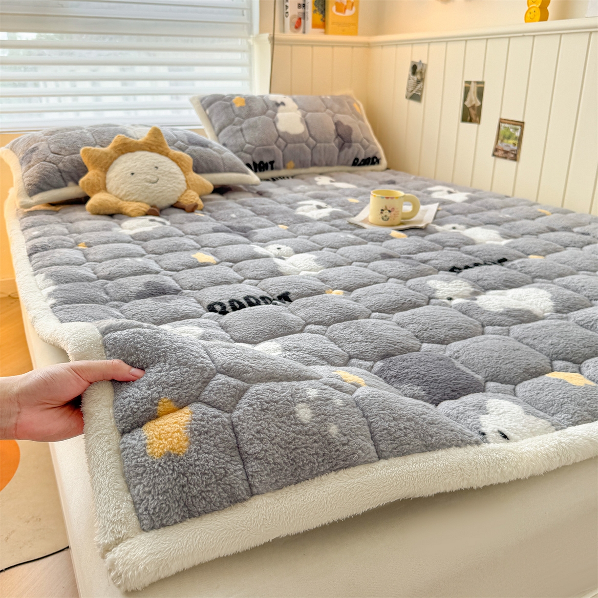 91家纺网 家纺一手货源 找家纺 雯豆家纺 2025新款泰迪绒夹棉床褥子学生宿舍床垫床护垫子加厚卡通保护垫 泰迪绒床褥-尤拉
