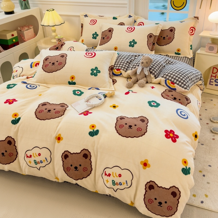 91家纺网 家纺一手货源 找家纺 丝羽坊 2025新款200克加厚小清新牛奶绒床单款 床笠款四件套 被套 笨笨熊