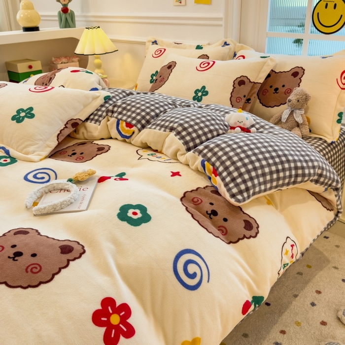 91家纺网 家纺一手货源 找家纺 丝羽坊 2025新款200克加厚小清新牛奶绒床单款 床笠款四件套 被套 笨笨熊