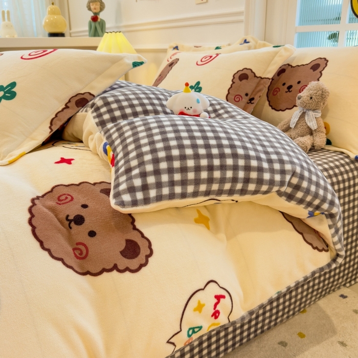 91家纺网 家纺一手货源 找家纺 丝羽坊 2025新款200克加厚小清新牛奶绒床单款 床笠款四件套 被套 笨笨熊