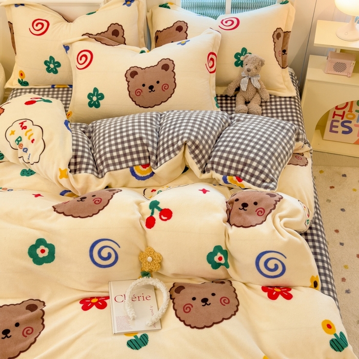 91家纺网 家纺一手货源 找家纺 丝羽坊 2025新款200克加厚小清新牛奶绒床单款 床笠款四件套 被套 笨笨熊