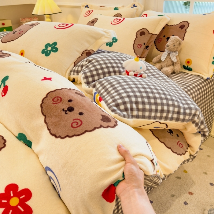 91家纺网 家纺一手货源 找家纺 丝羽坊 2025新款200克加厚小清新牛奶绒床单款 床笠款四件套 被套 笨笨熊