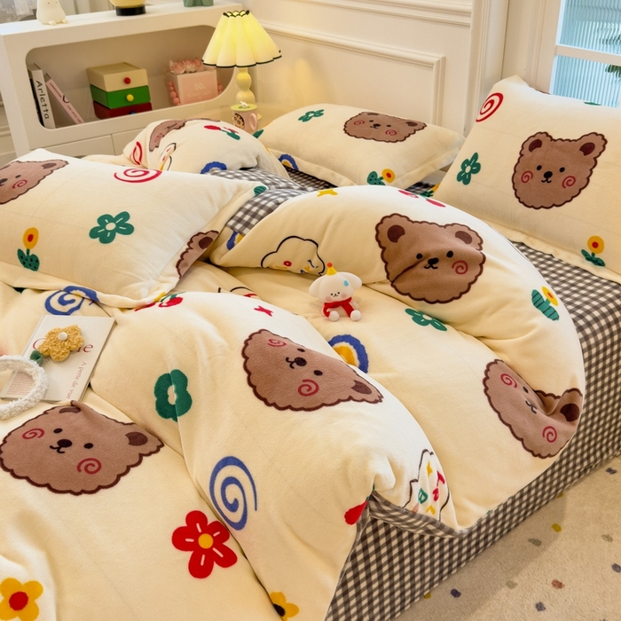 91家纺网 家纺一手货源 找家纺 丝羽坊 2025新款200克加厚小清新牛奶绒床单款 床笠款四件套 被套 笨笨熊