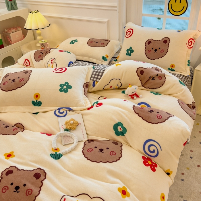 91家纺网 家纺一手货源 找家纺 丝羽坊 2025新款200克加厚小清新牛奶绒床单款 床笠款四件套 被套 笨笨熊