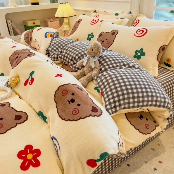 91家纺网 家纺一手货源 找家纺 丝羽坊 2025新款200克加厚小清新牛奶绒床单款 床笠款四件套 被套 笨笨熊