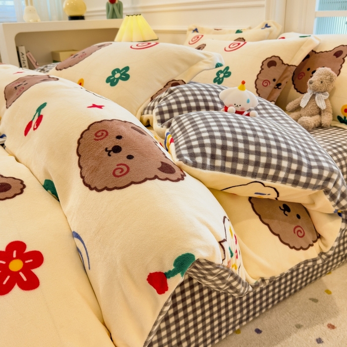 91家纺网 家纺一手货源 找家纺 丝羽坊 2025新款200克加厚小清新牛奶绒床单款 床笠款四件套 被套 笨笨熊