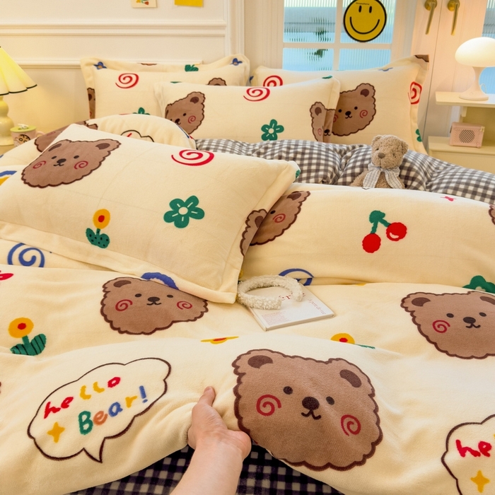 91家纺网 家纺一手货源 找家纺 丝羽坊 2025新款200克加厚小清新牛奶绒床单款 床笠款四件套 被套 笨笨熊