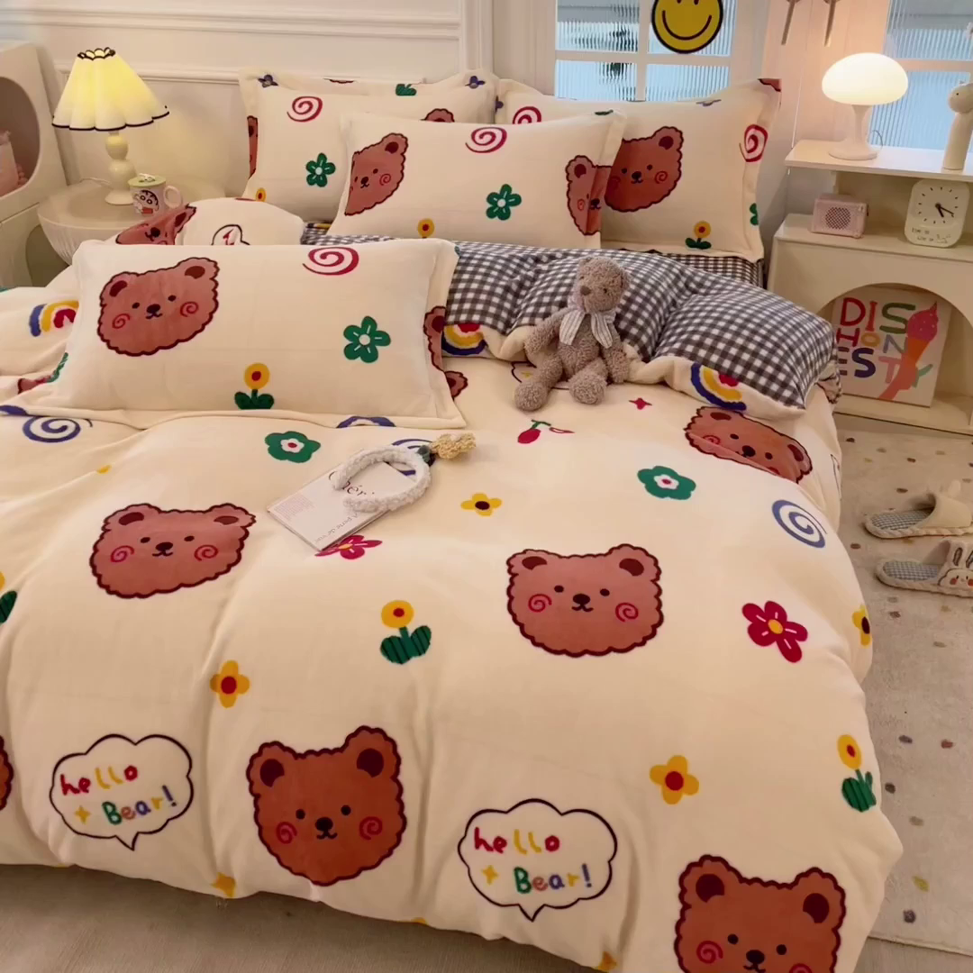 91家纺网 家纺一手货源 找家纺 丝羽坊 2025新款200克加厚小清新牛奶绒床单款 床笠款四件套 被套 笨笨熊