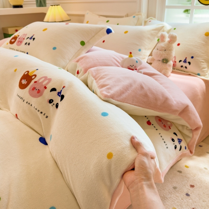 91家纺网 家纺一手货源 找家纺 丝羽坊 2025新款200克加厚小清新牛奶绒床单款 床笠款四件套 被套 波点熊仔