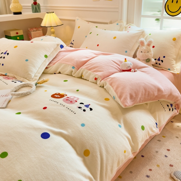 91家纺网 家纺一手货源 找家纺 丝羽坊 2025新款200克加厚小清新牛奶绒床单款 床笠款四件套 被套 波点熊仔
