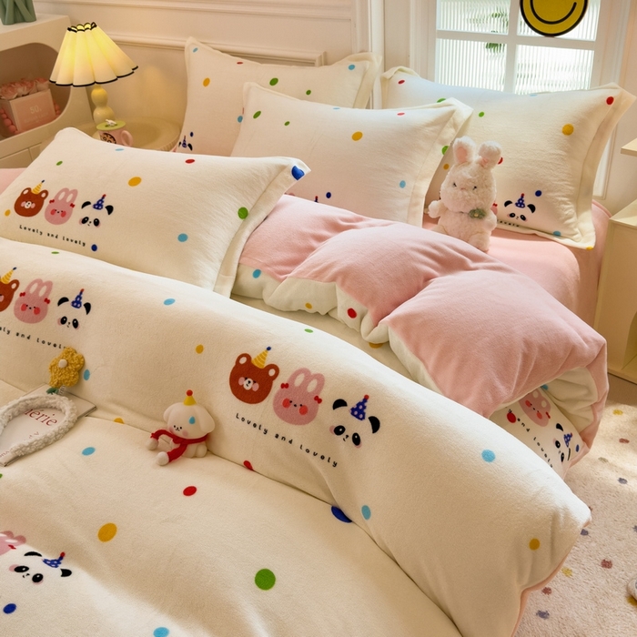 91家纺网 家纺一手货源 找家纺 丝羽坊 2025新款200克加厚小清新牛奶绒床单款 床笠款四件套 被套 波点熊仔