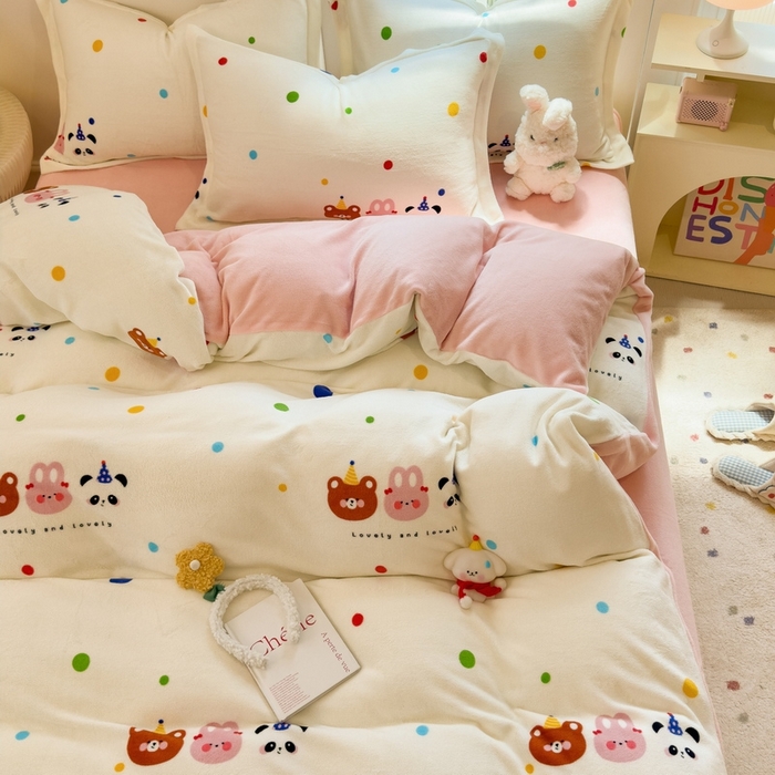 91家纺网 家纺一手货源 找家纺 丝羽坊 2025新款200克加厚小清新牛奶绒床单款 床笠款四件套 被套 波点熊仔