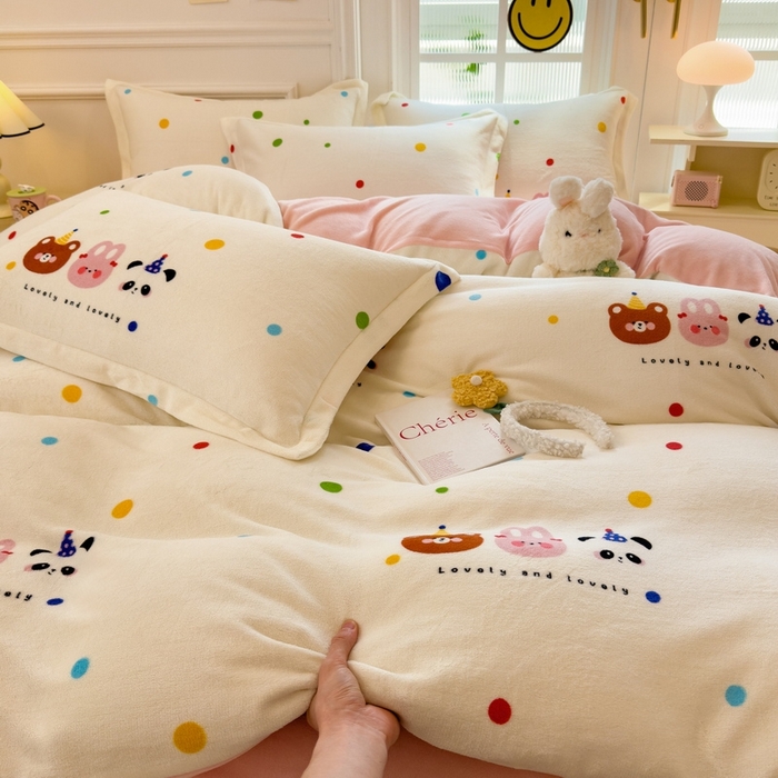 91家纺网 家纺一手货源 找家纺 丝羽坊 2025新款200克加厚小清新牛奶绒床单款 床笠款四件套 被套 波点熊仔