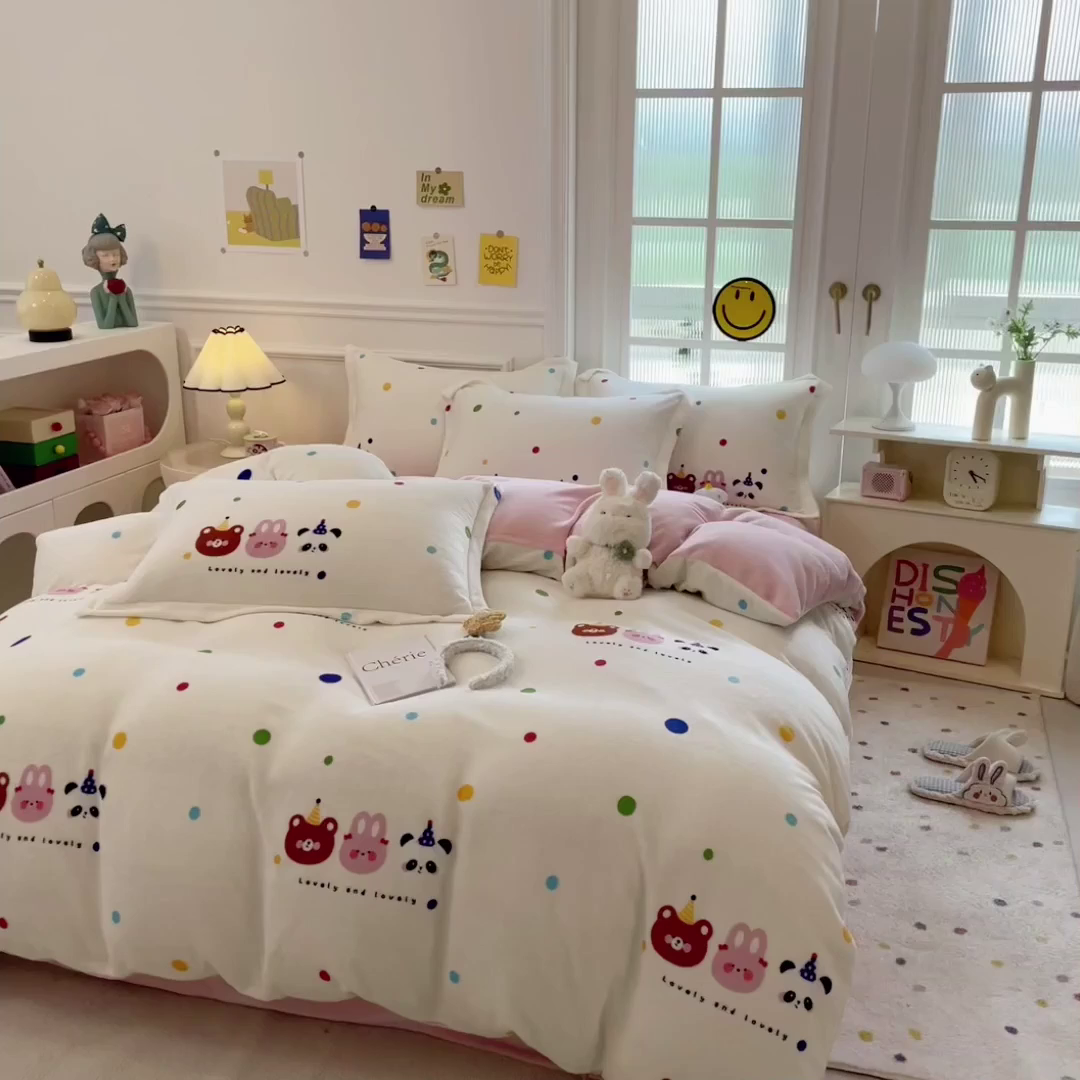 91家纺网 家纺一手货源 找家纺 丝羽坊 2025新款200克加厚小清新牛奶绒床单款 床笠款四件套 被套 波点熊仔