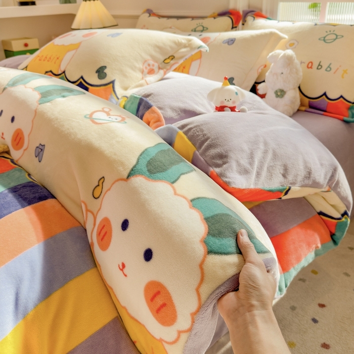 91家纺网 家纺一手货源 找家纺 丝羽坊 2025新款200克加厚小清新牛奶绒床单款 床笠款四件套 被套 彩虹兔