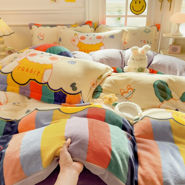 91家纺网 家纺一手货源 找家纺 丝羽坊 2025新款200克加厚小清新牛奶绒床单款 床笠款四件套 被套 彩虹兔