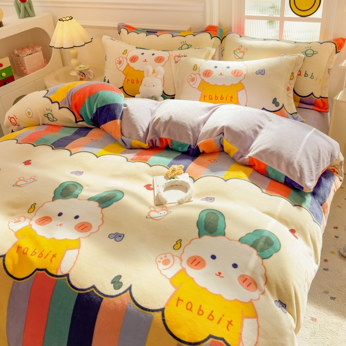 91家纺网 家纺一手货源 找家纺 丝羽坊 2025新款200克加厚小清新牛奶绒床单款 床笠款四件套 被套 彩虹兔