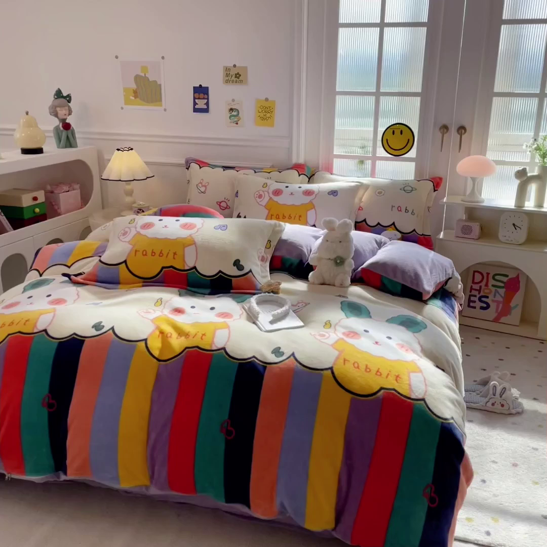 91家纺网 家纺一手货源 找家纺 丝羽坊 2025新款200克加厚小清新牛奶绒床单款 床笠款四件套 被套 彩虹兔