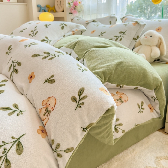 91家纺网 家纺一手货源 找家纺 丝羽坊 2025新款200克加厚小清新牛奶绒床单款 床笠款四件套 被套 丛林小兔