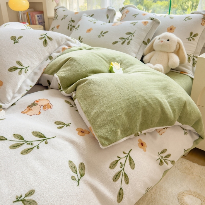 91家纺网 家纺一手货源 找家纺 丝羽坊 2025新款200克加厚小清新牛奶绒床单款 床笠款四件套 被套 丛林小兔