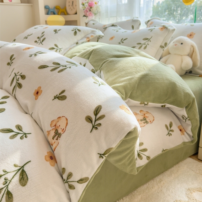 91家纺网 家纺一手货源 找家纺 丝羽坊 2025新款200克加厚小清新牛奶绒床单款 床笠款四件套 被套 丛林小兔