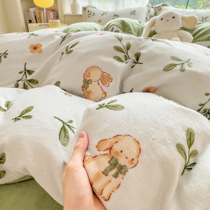 91家纺网 家纺一手货源 找家纺 丝羽坊 2025新款200克加厚小清新牛奶绒床单款 床笠款四件套 被套 丛林小兔