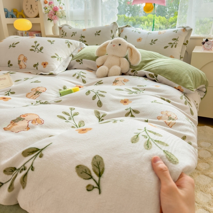 91家纺网 家纺一手货源 找家纺 丝羽坊 2025新款200克加厚小清新牛奶绒床单款 床笠款四件套 被套 丛林小兔