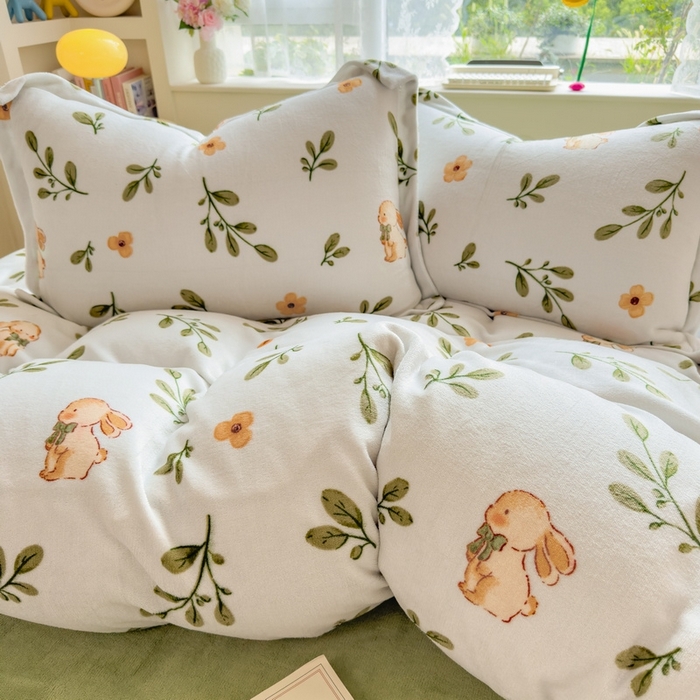 91家纺网 家纺一手货源 找家纺 丝羽坊 2025新款200克加厚小清新牛奶绒床单款 床笠款四件套 被套 丛林小兔