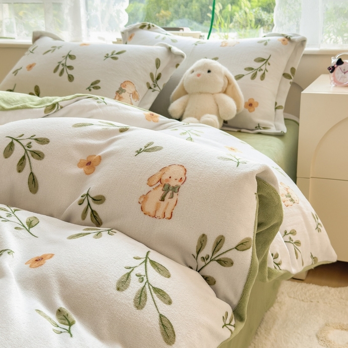 91家纺网 家纺一手货源 找家纺 丝羽坊 2025新款200克加厚小清新牛奶绒床单款 床笠款四件套 被套 丛林小兔