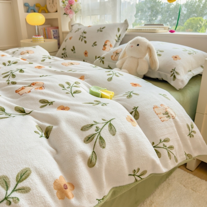 91家纺网 家纺一手货源 找家纺 丝羽坊 2025新款200克加厚小清新牛奶绒床单款 床笠款四件套 被套 丛林小兔